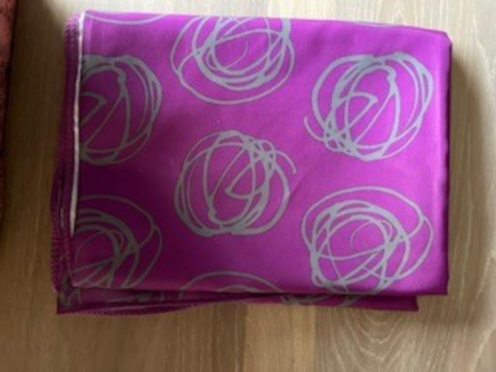 TAFELKLEED ROND PAARS MOTIEF, Ophalen, Gebruikt, Ovaal, Binnen