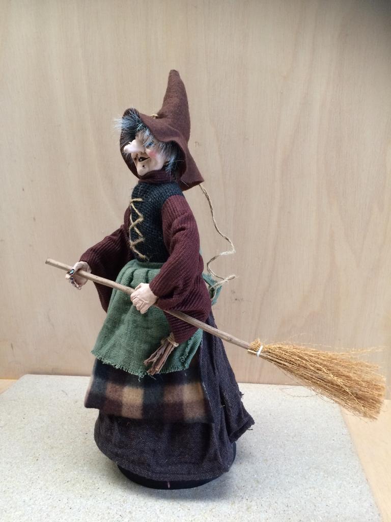 Belles sorcières en tissu, Enlèvement ou Envoi, Comme neuf