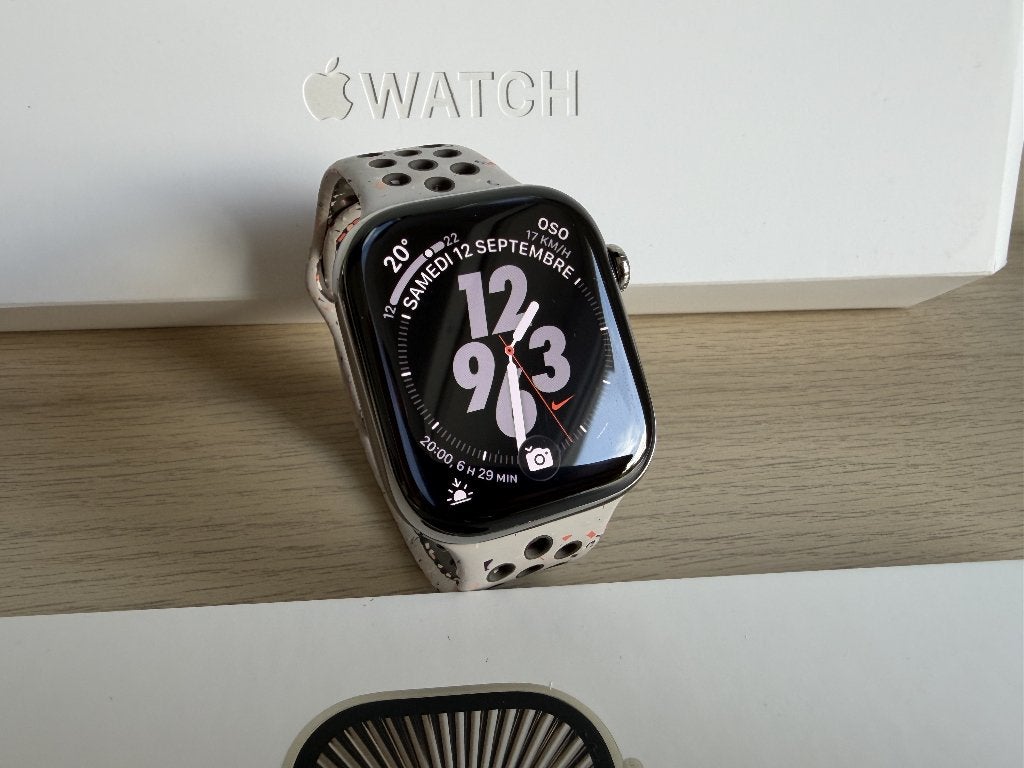 Apple Watch S10 Titanium en parfait état 1000€, Bijoux, Sacs & Beauté, Enlèvement ou Envoi, Étanche, Avancer d'un pas, Apple