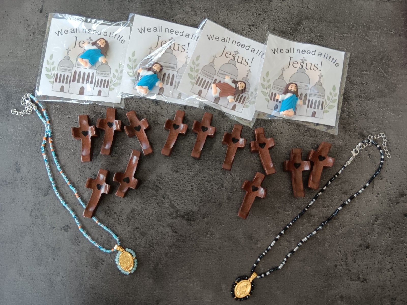 4 Jezus poppetjes, houten kruisjes en kettingen met bedeltje, Ophalen of Verzenden, Nieuw, Beeld(je), Christendom | Katholiek