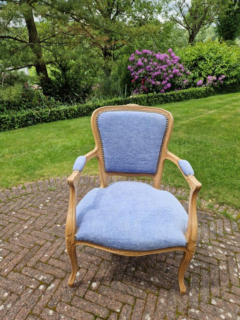 Antiek opnieuw met lichtblauw fluweel bekleed stoeltje, Antiek en Kunst, Ophalen