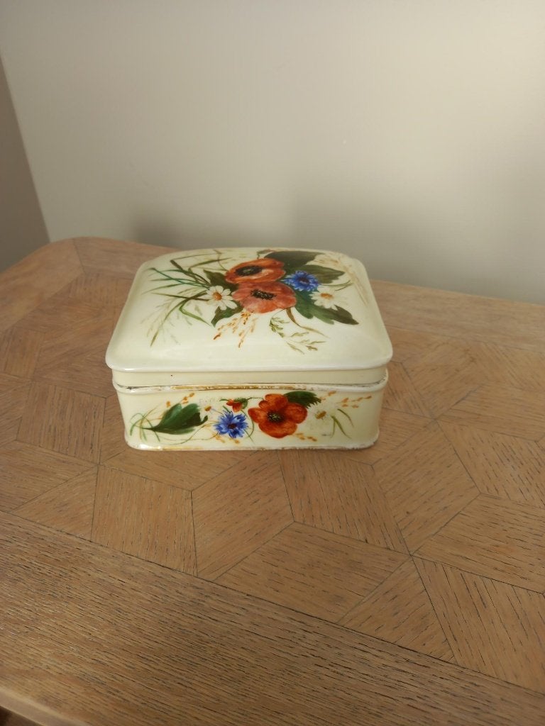 Bonbonnière 1879 en porcelaine signée, Antiquités & Art, Enlèvement ou Envoi
