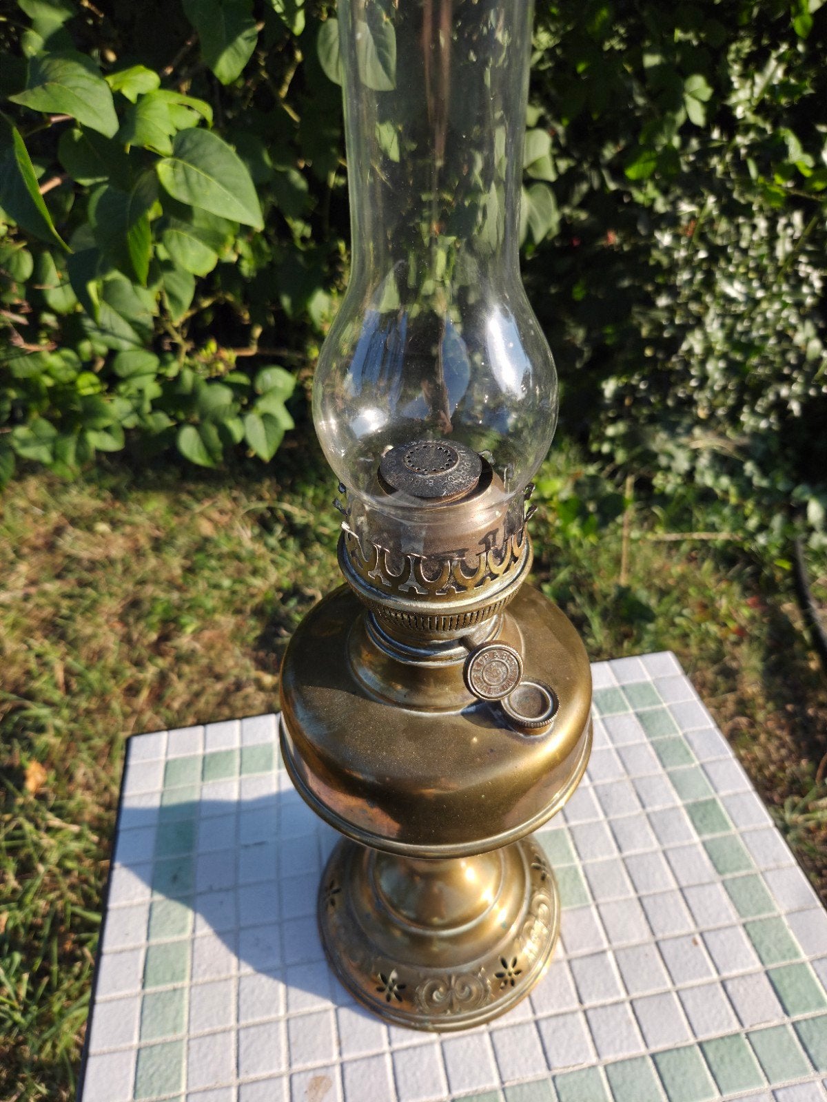 Antieke koperen olielamp met glazen schouw, Antiek en Kunst, Ophalen of Verzenden