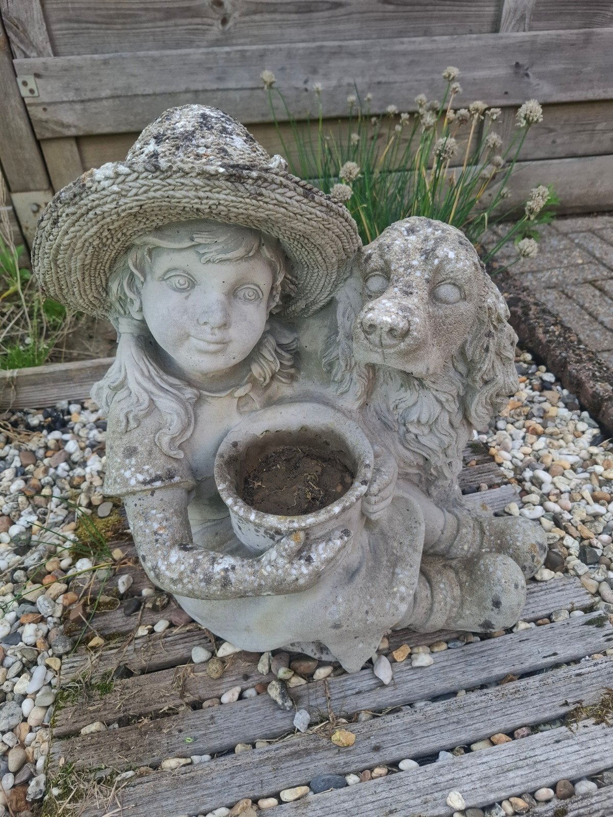 Tuinbeeld met kind,hond en voor bloempotje 45 cm, Enlèvement