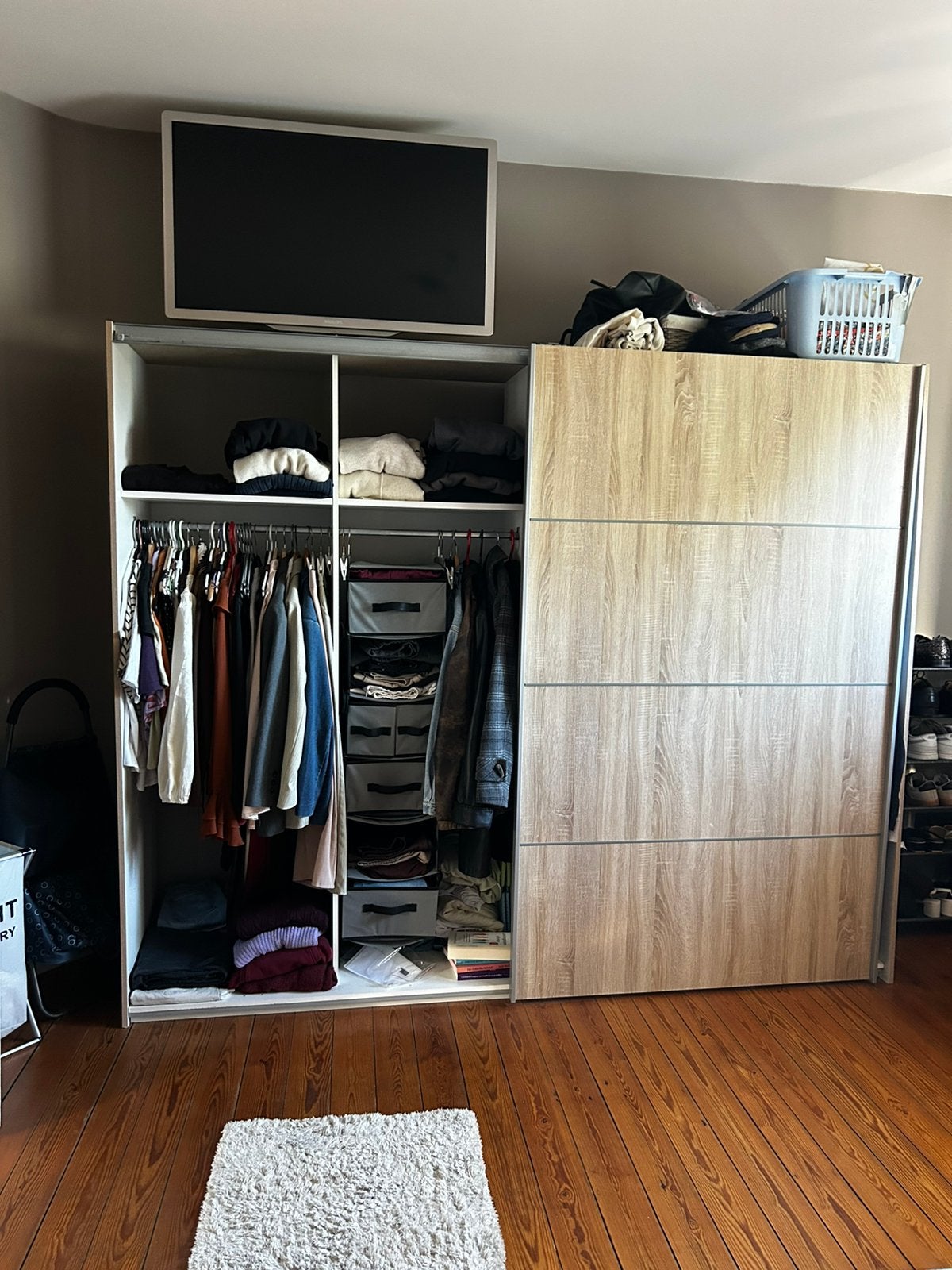 Ruime kleerkast met schuifdeur – lichte houtlook, Huis en Inrichting, Ophalen, Zo goed als nieuw