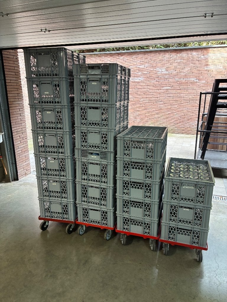 Glazen in bakken, Ophalen