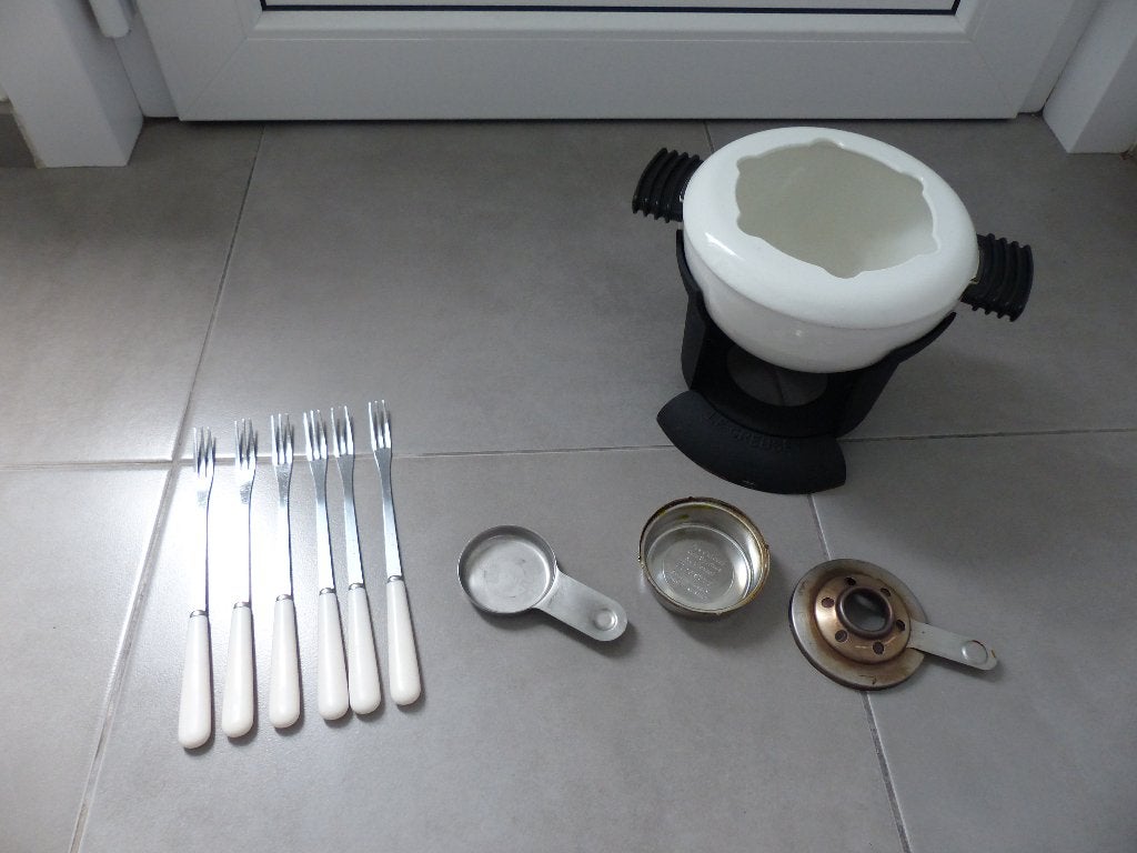 Le Creuset witte fonduepot op brandgel inclusief vorkjes, Huis en Inrichting, Ophalen of Verzenden, Zo goed als nieuw, Wit, Le Creuset
