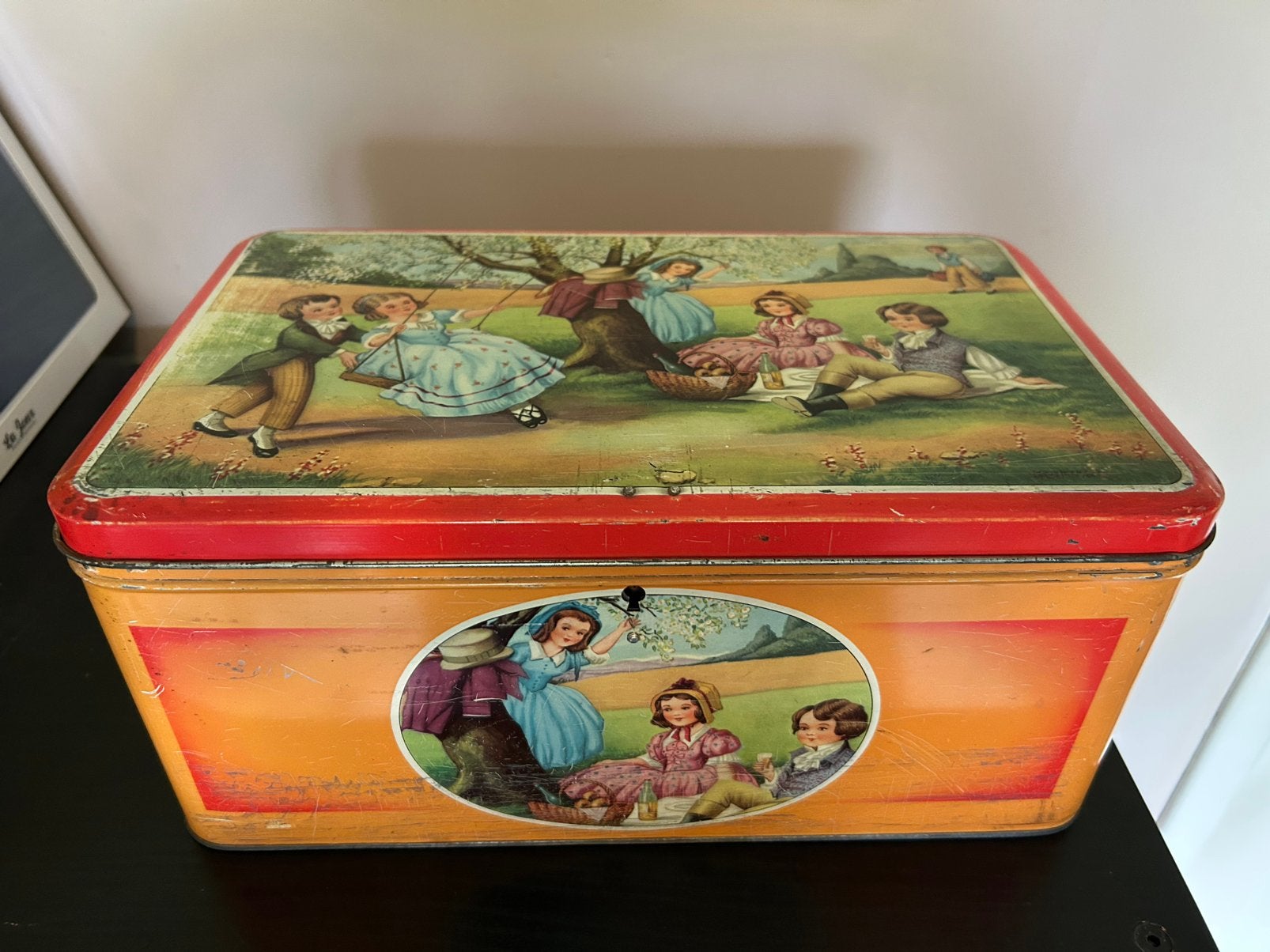 Oude doos met sleutel oranje met kindertekening, Antiek en Kunst, Antiek | Speelgoed, Ophalen