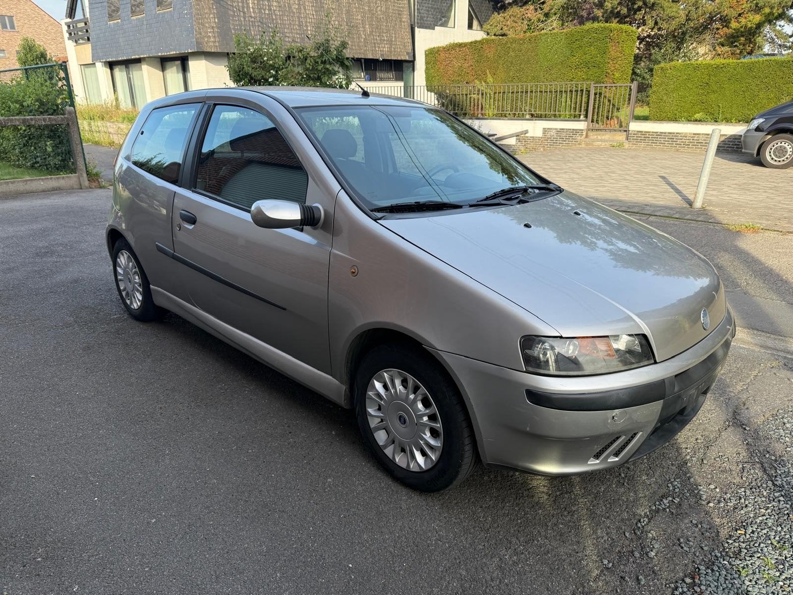 fiat punto 1.2 16V benzine 80pk/59kw
1.2 16V benzine 80pk/59, Voorwielaandrijving, Handgeschakeld, Particulier, Blauw