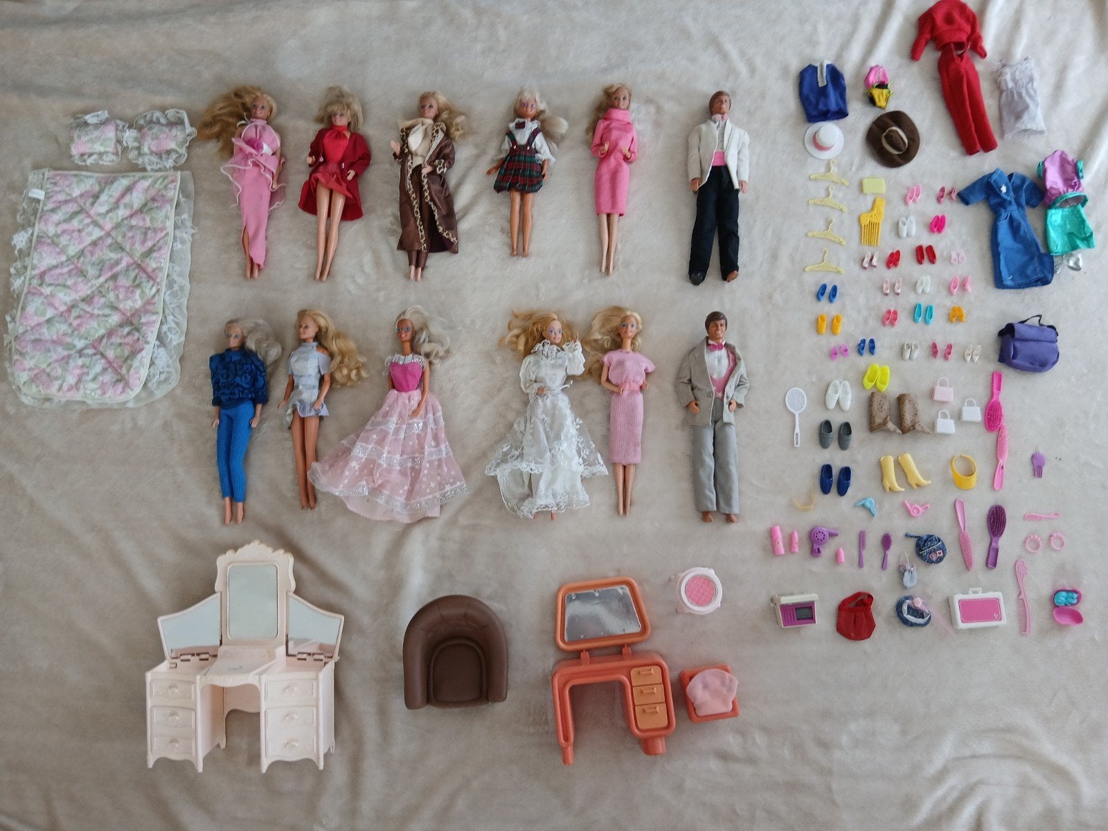 Retro 12 barbies + toebehoren, Ophalen