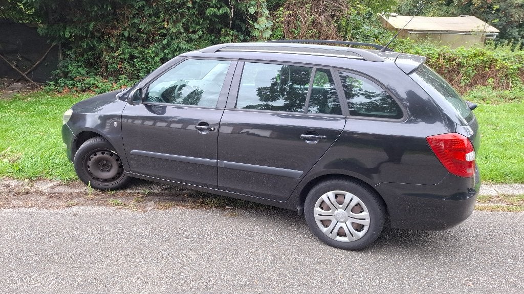 Skoda Fabia, Auto's, Voorwielaandrijving, Stof, 4 cilinders, Zwart