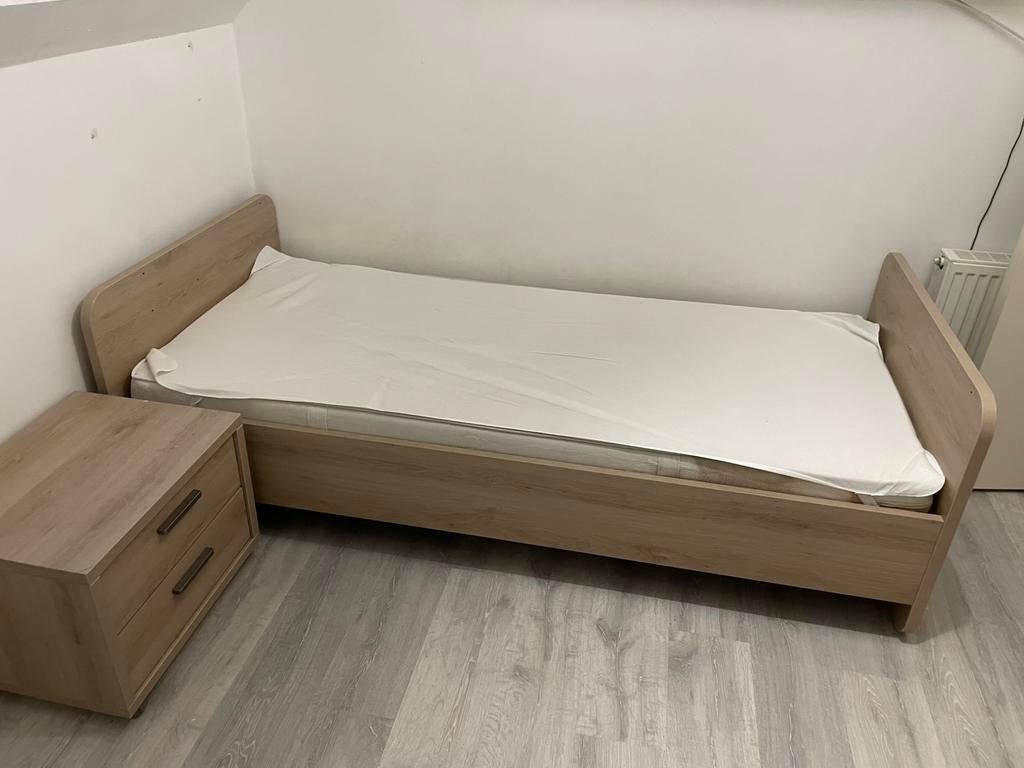 Bed met nachtkastje, Enlèvement