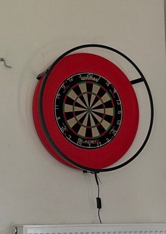 Dartsbord met extra cirkel met licht en een dartsmat, Sport en Fitness, Ophalen, Gebruikt