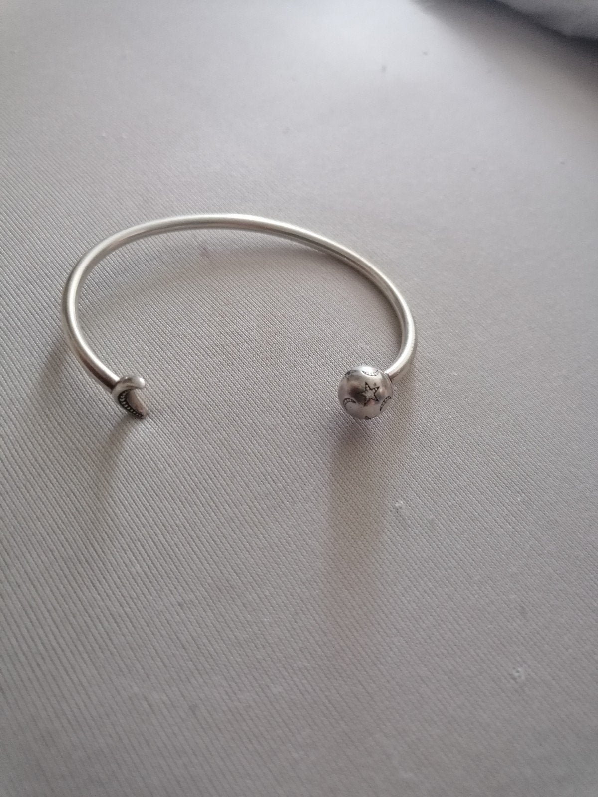 Bracelet pandora, Ophalen