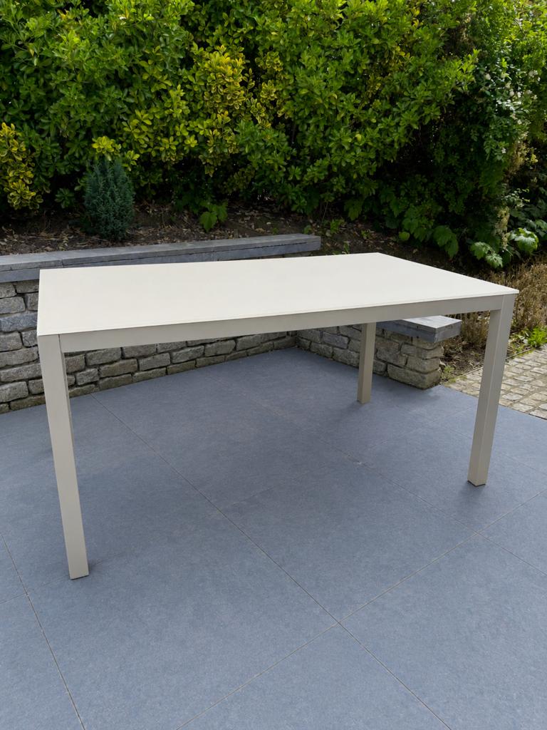 Eettafel buiten Royal Botania, Ophalen, Zo goed als nieuw