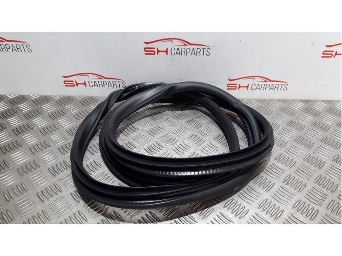 Portierrubber 4Deurs links-achter van een Mercedes GLA, Gebruikt, -, Ophalen of Verzenden, -