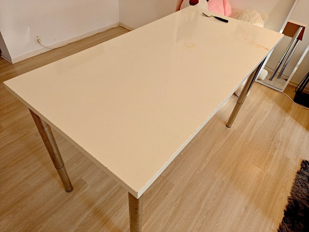 Table rectangulaire + Quatre chaises hautes, 100 à 150 cm, Quatre personnes, Enlèvement, Utilisé