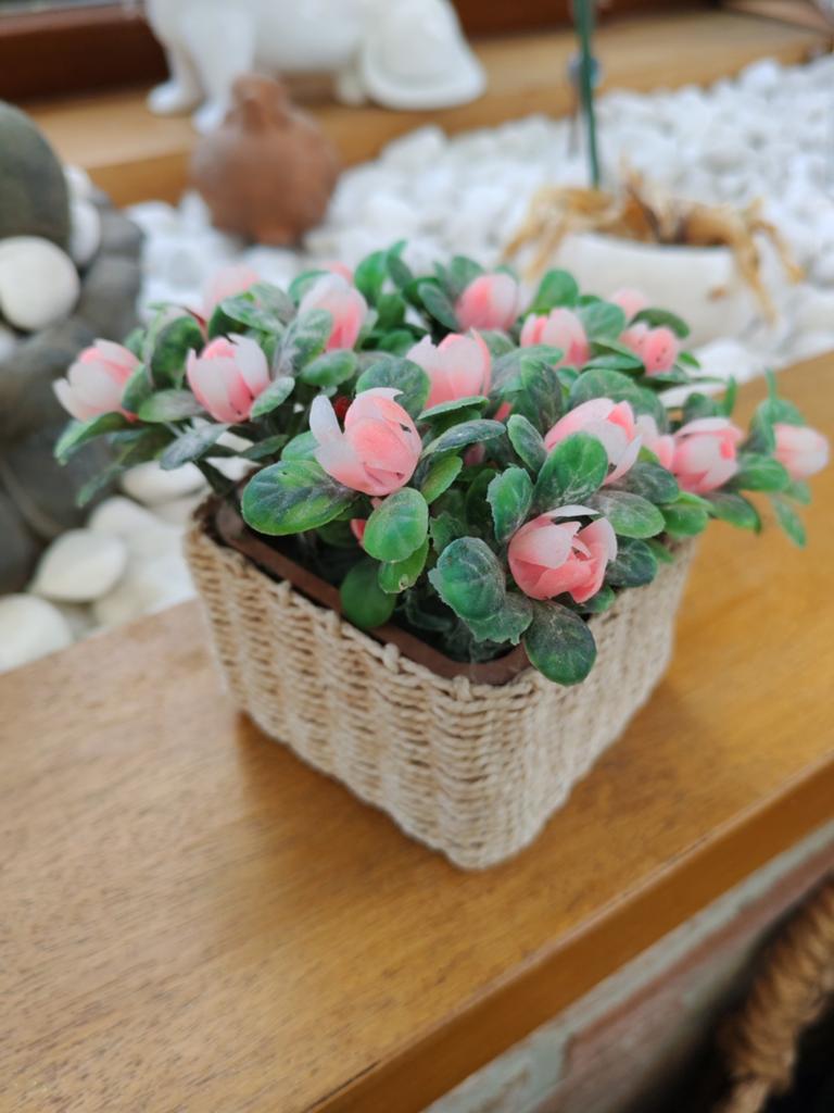 Petit panier avec fleurs artificielles