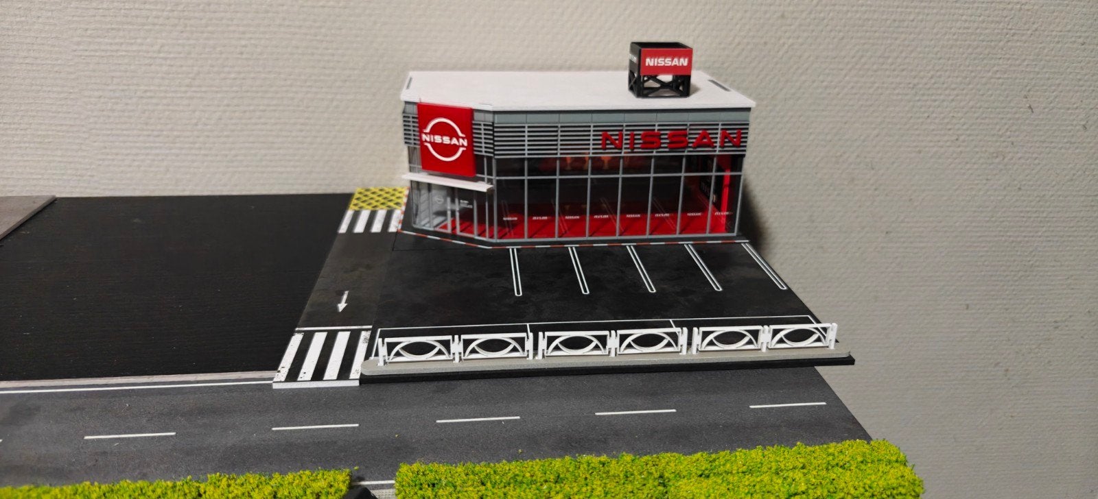 Gfans nissan diorama 1:64, Hobby en Vrije tijd, Modelbouw | Figuren en Diorama's, Ophalen, Zo goed als nieuw, 1:50 of kleiner