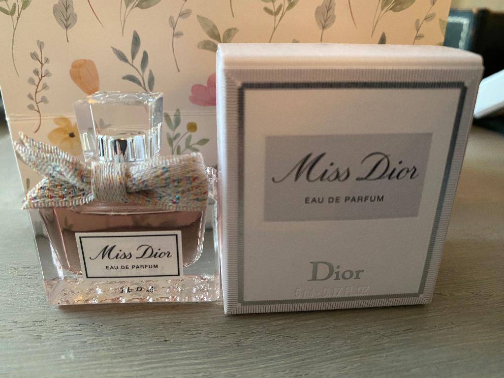 Miniatuur parfum Miss Dior, Verzamelen, Ophalen of Verzenden, Zo goed als nieuw, Miniatuur, Gevuld