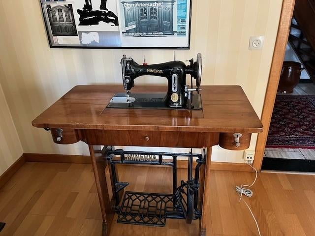 Authentieke vintage naaimachine Minerva, Ophalen