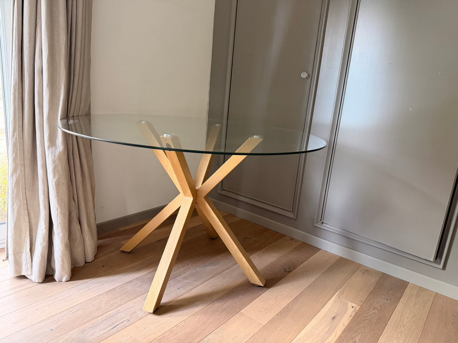 Table ronde plateau verre 120 cm pied metal effet bois, Huis en Inrichting, Tafels | Eettafels, Zo goed als nieuw, Rond, Glas