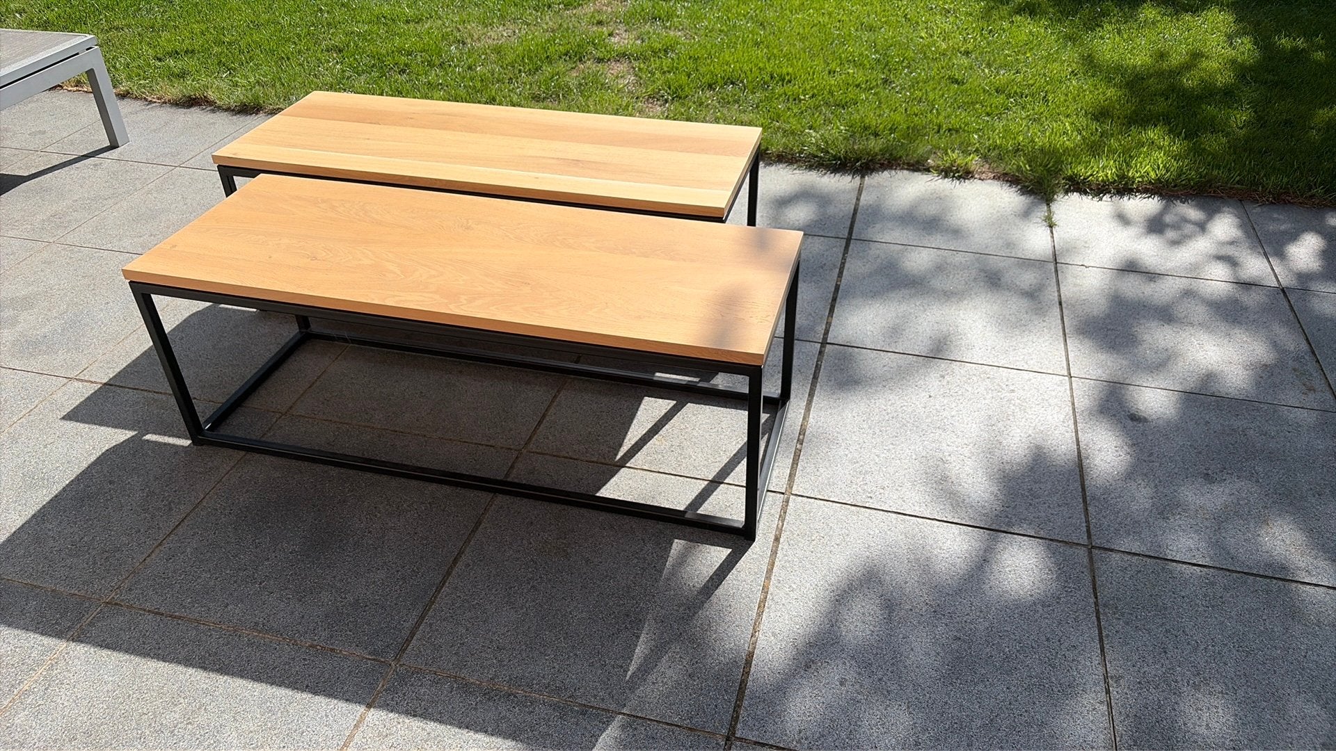 Twee salontafels met massief eiken blad en zwart onderstel, Enlèvement, Comme neuf