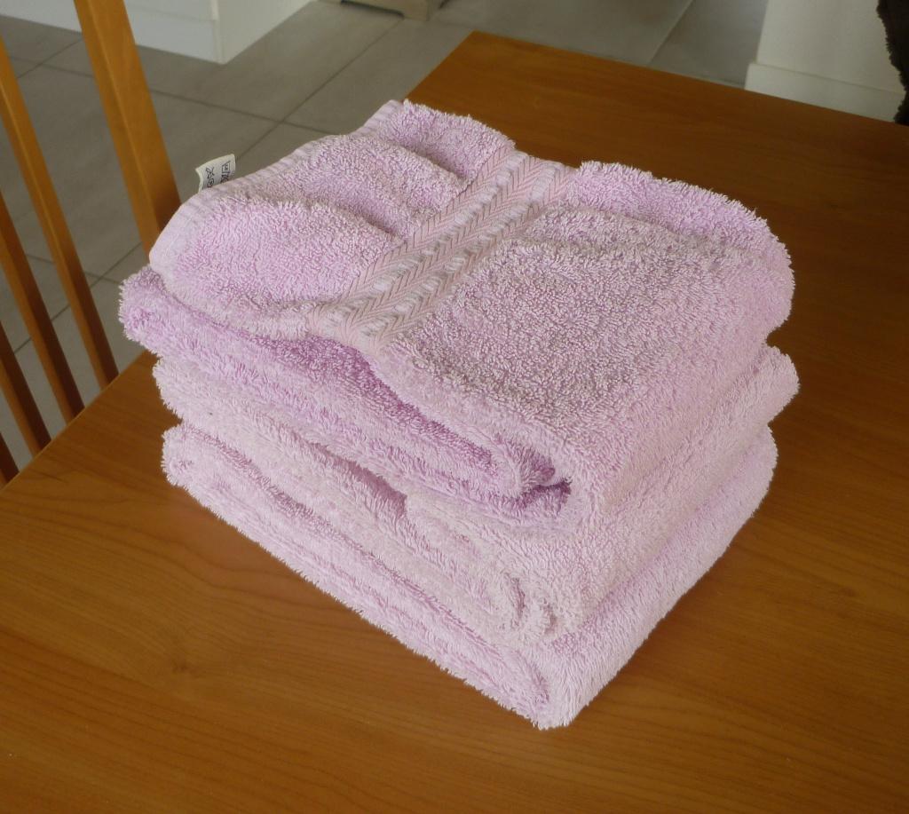 Gratis Set van 3 roze handdoeken, Huis en Inrichting, Badkamer | Badtextiel en Accessoires, Ophalen, Roze