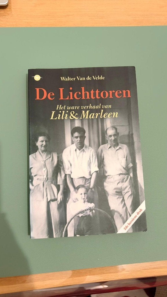 'De Lichttoren: Het ware verhaal van Lili & Marleen', Boeken, Walter Van de Velde, België, Ophalen of Verzenden, Zo goed als nieuw