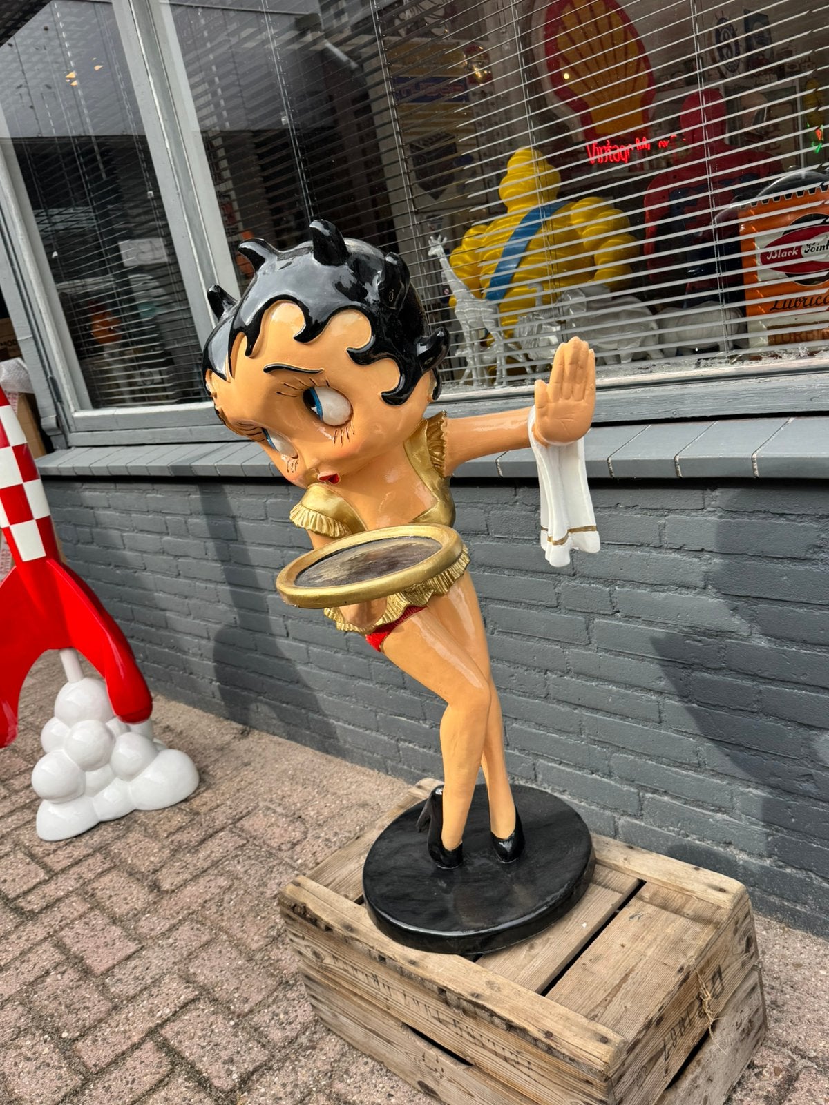 Dîner avec la statue de Big Betty Boop, Enlèvement, Utilisé, Humain