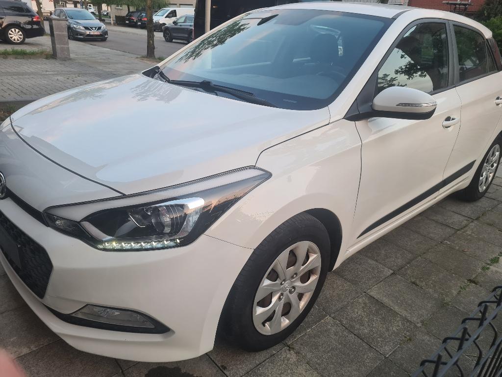 Hyundai i20 1.2l (2016, 84pk)- Blanco GEKEURD voor verkoop, Auto's, Hyundai, Voorwielaandrijving, Stof, Euro 6, 4 cilinders