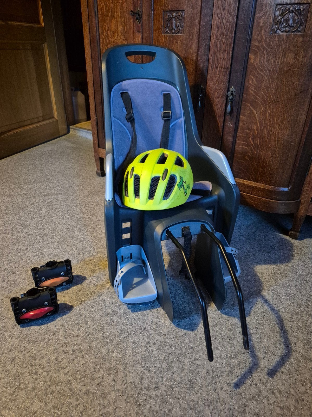 Polisport fietsstoeltje plus fietshelm kind zo goed als nieu, Ophalen