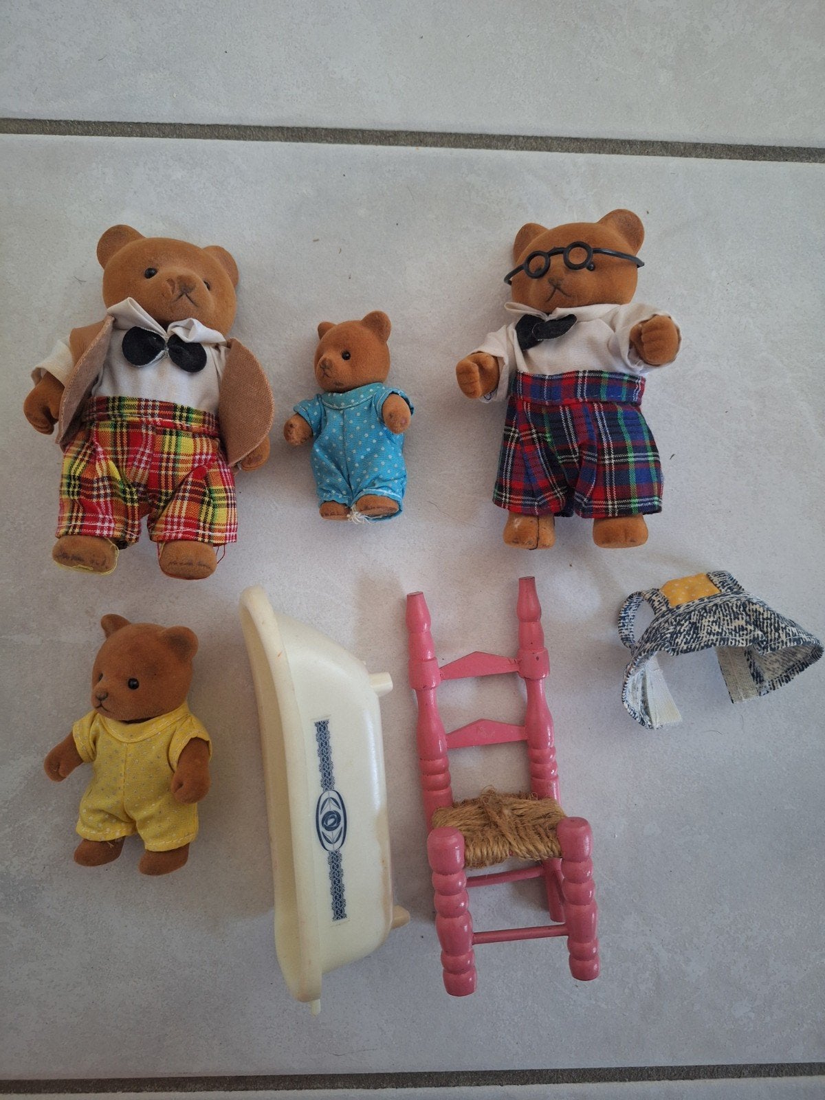 Vintage soort Sylvanian berenfamilie met accessoires, Ophalen of Verzenden, Gebruikt, Popje