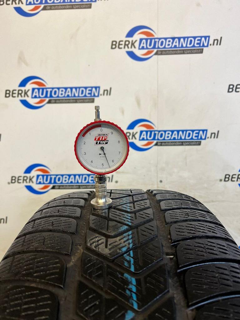 2x Pirelli Scorpion Winter MOE RFT 235/55 R19 101H 235/55/19, 19 inch, Gebruikt, -, -