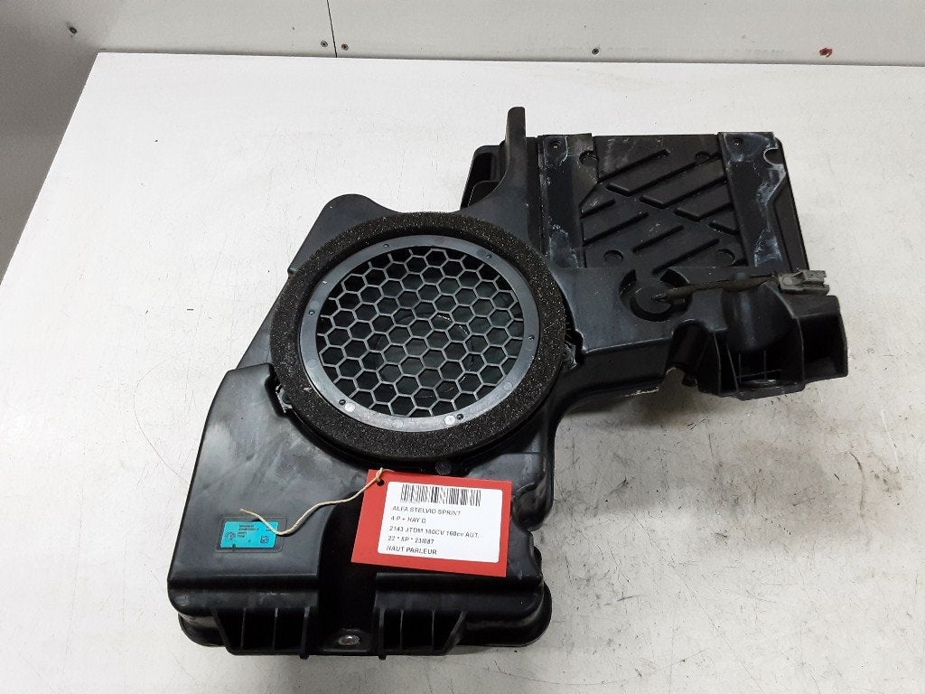 LUIDSPREKER Alfa Romeo Stelvio (949) (50548545), Gebruikt, Mevr. I. Hauben, Alfa Romeo, Rue de l'Espoir 34 34
4030  GRIVEGNÉE, BE