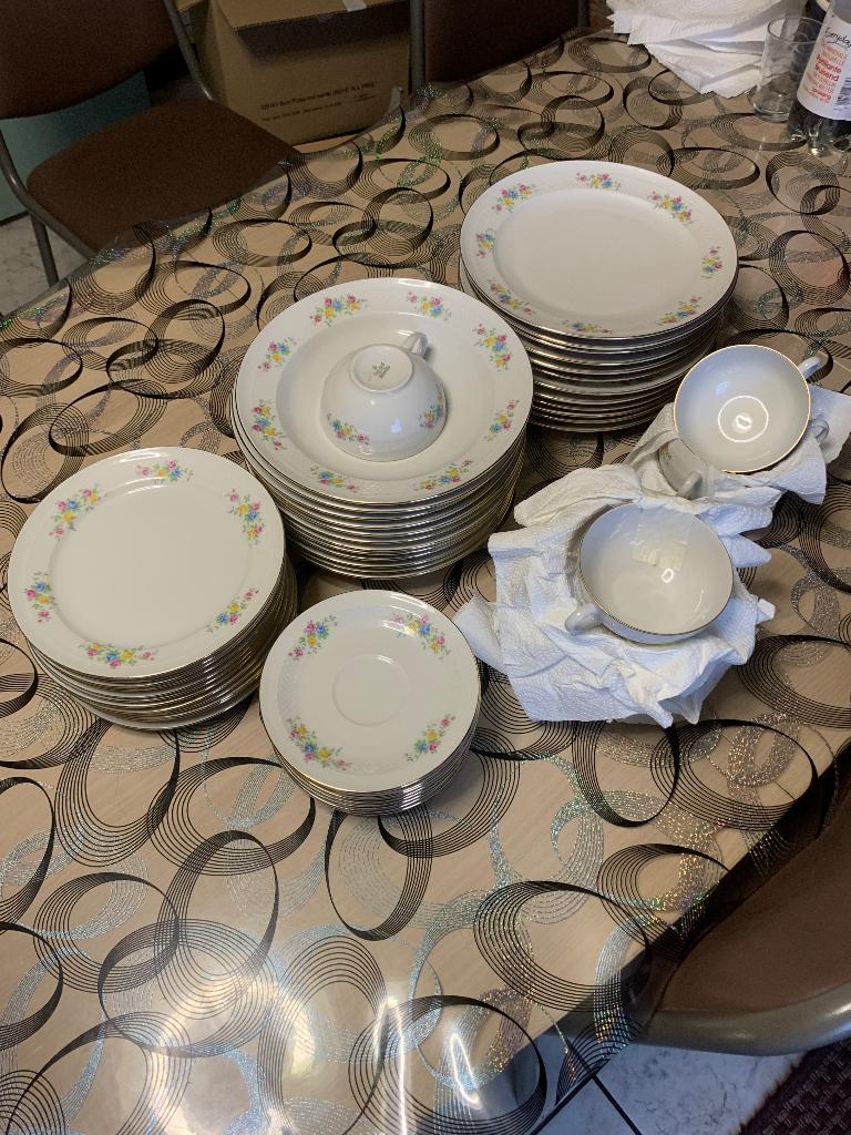 Assiette neuf bavaria 36 pièces, Enlèvement