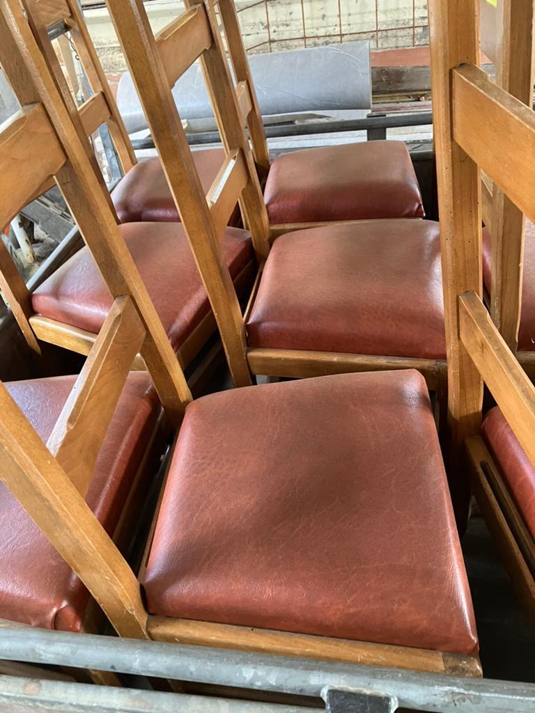 16 kerkstoelen, Ophalen