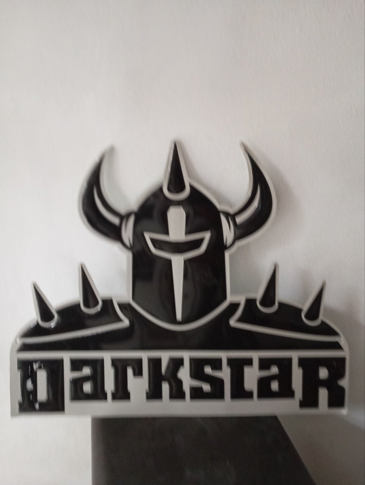 Darkstar Skateboards plaat / decal – Helmet logo 48x39 cm, Verzamelen, Speldjes, Pins en Buttons, Ophalen of Verzenden