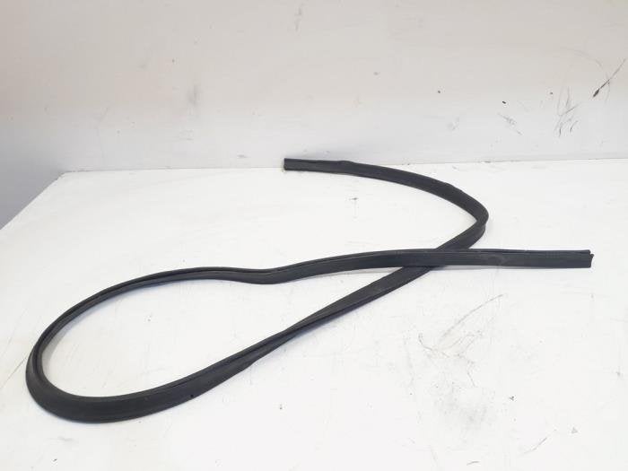 Motorkaprubber van een Mercedes ML-Klasse, Gebruikt, -, Ophalen of Verzenden, -