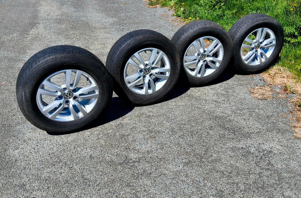 Très belles jantes originales VW Tiguan avec pneus été, Ophalen, 16 inch, Banden en Velgen, Zomerbanden