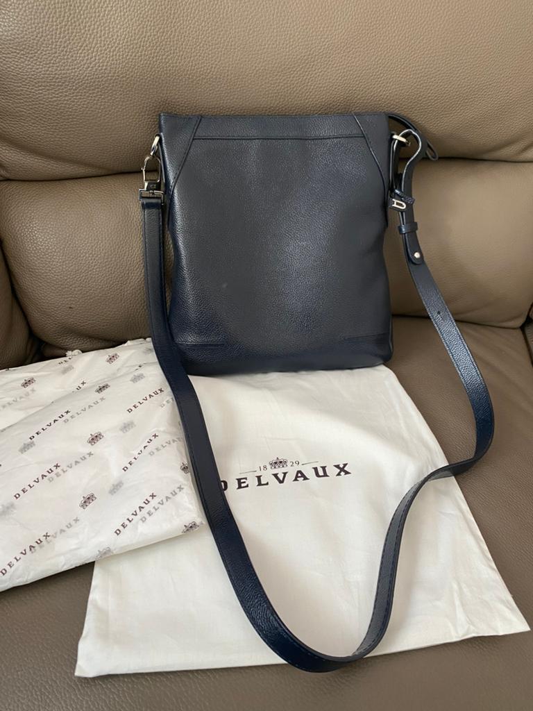 Sac à bandoulière Delvaux bleu foncé, Bijoux, Sacs & Beauté, Enlèvement ou Envoi, Comme neuf, Bleu, Sac à bandoulière