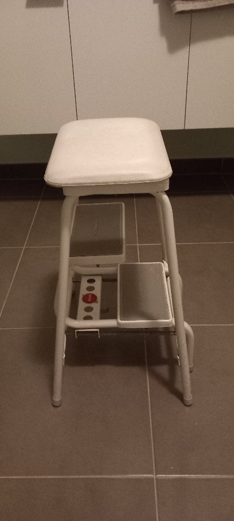 Hailo kruk/trapladder met wit kussen - in goede staat, Ophalen, Gebruikt, Wit, Kunststof