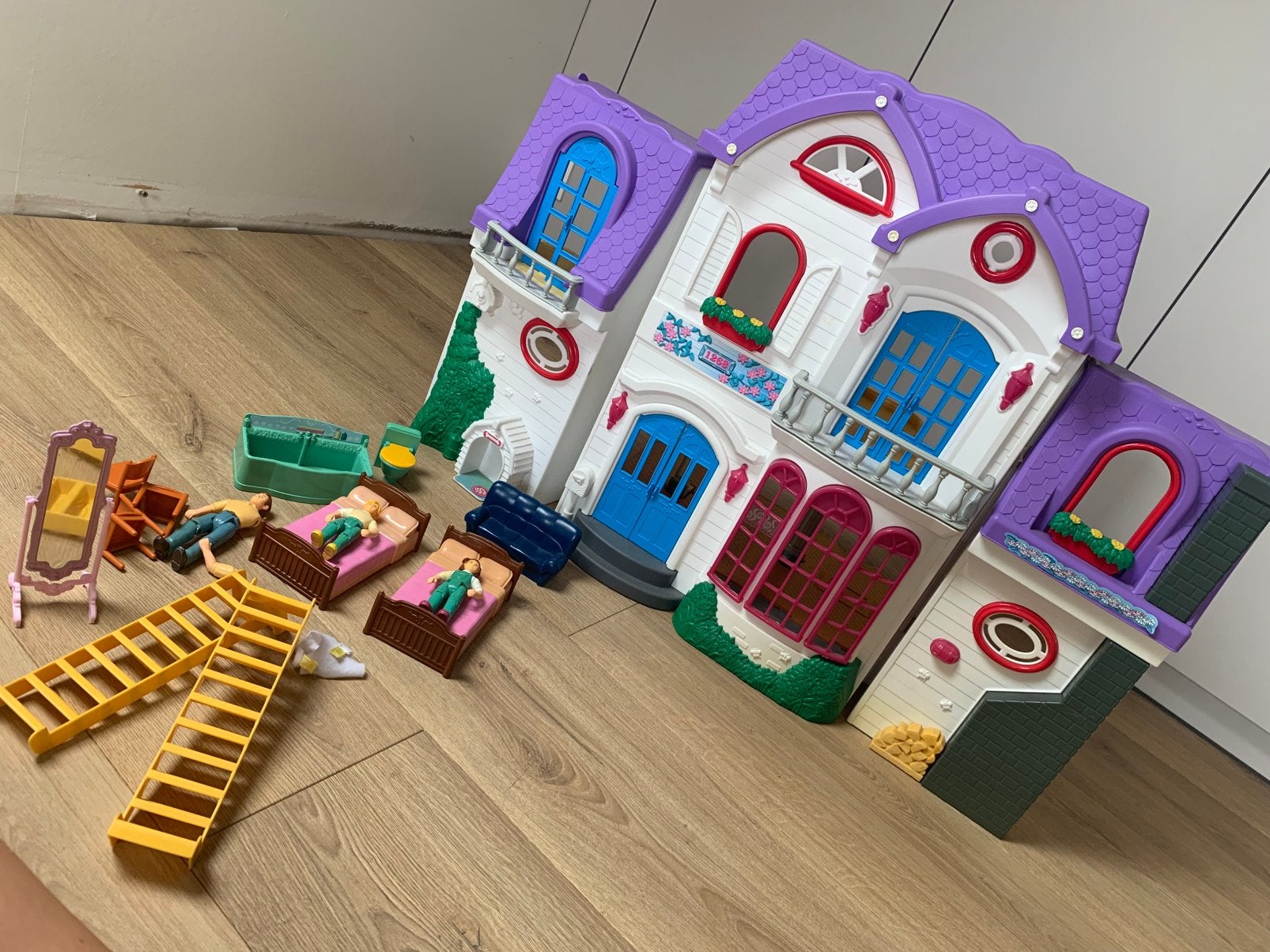 Groot Vintage poppenhuis 1990, Kinderen en Baby's, Speelgoed | Buiten | Speelhuisjes, Ophalen of Verzenden, Zo goed als nieuw