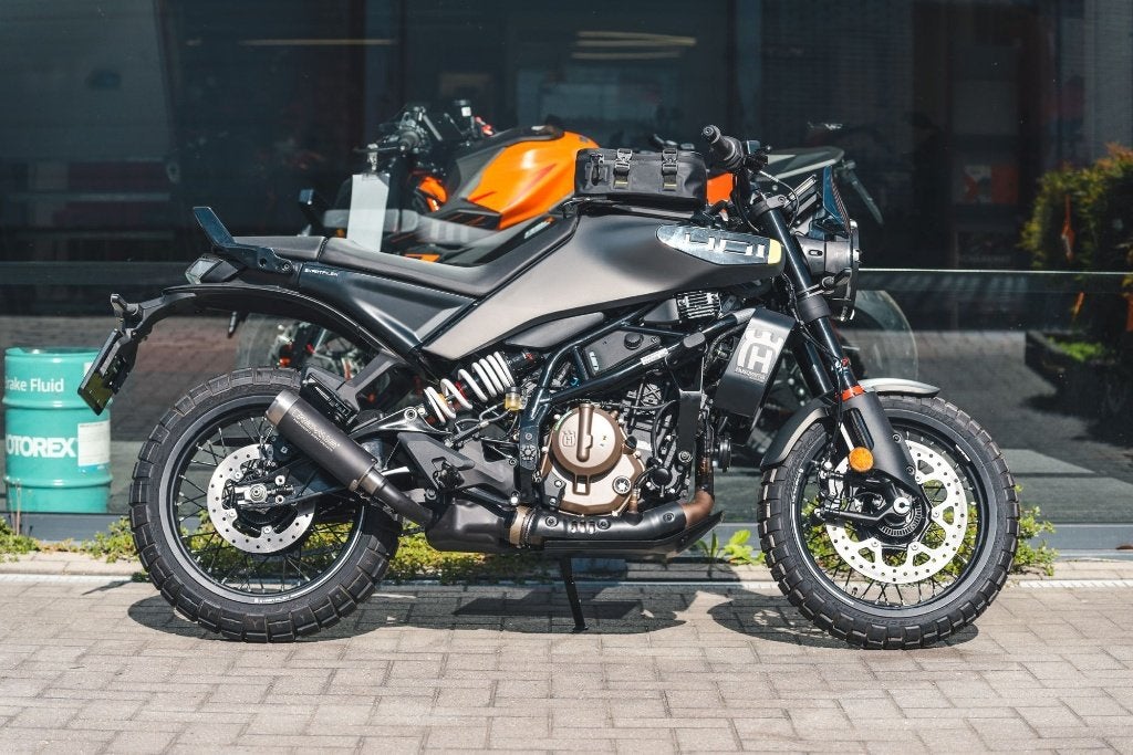 HUSQVARNA SVARTPILEN 401 2026 REMUS TANKTAS NIEUW, Motoren, Nieuw, Bedrijf, LED Verlichting, 401 cc