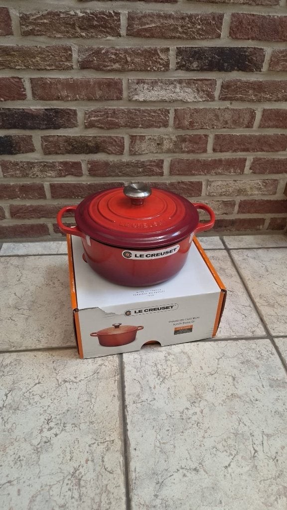 Le Creuset Stoofpan 24cm kersenrood, Neuf, Compatible barbecue, Le Creuset, Enlèvement