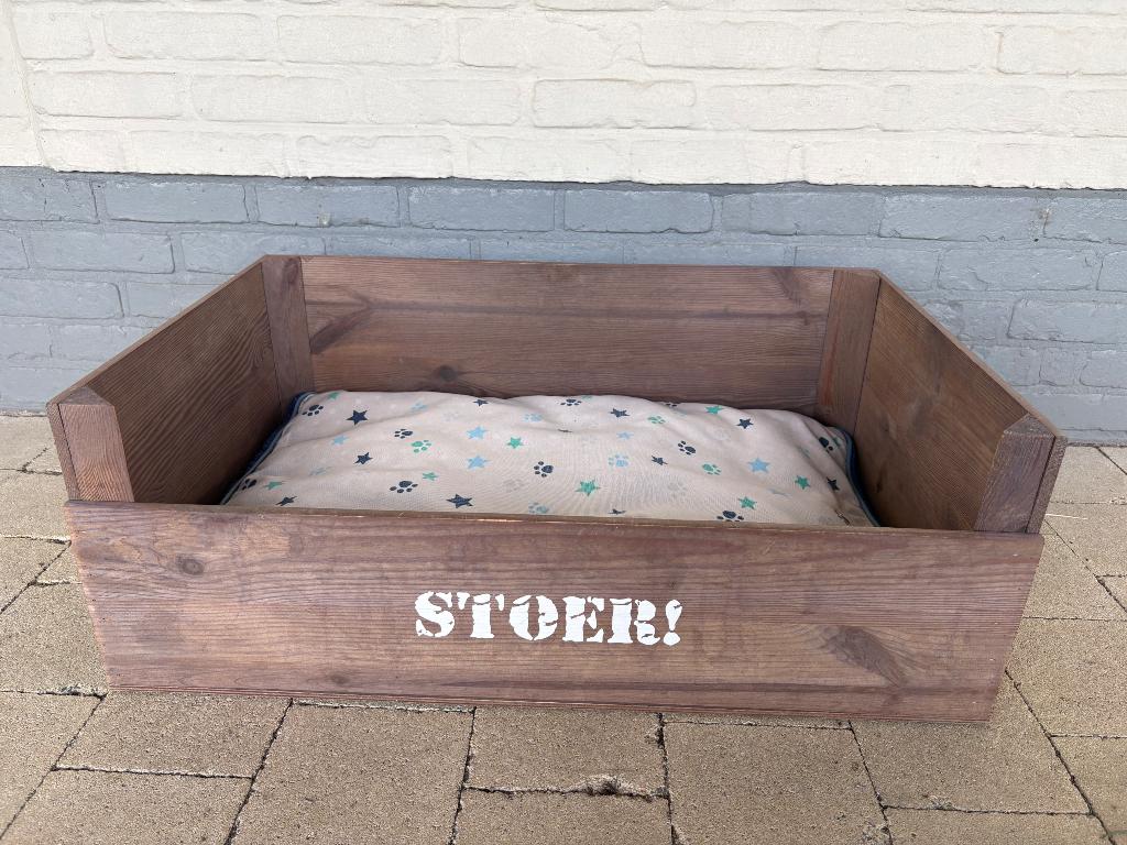 Houten hondenmand met opschrift “STOER”, Dieren en Toebehoren, Hondenmanden, Ophalen, Gebruikt, Overige