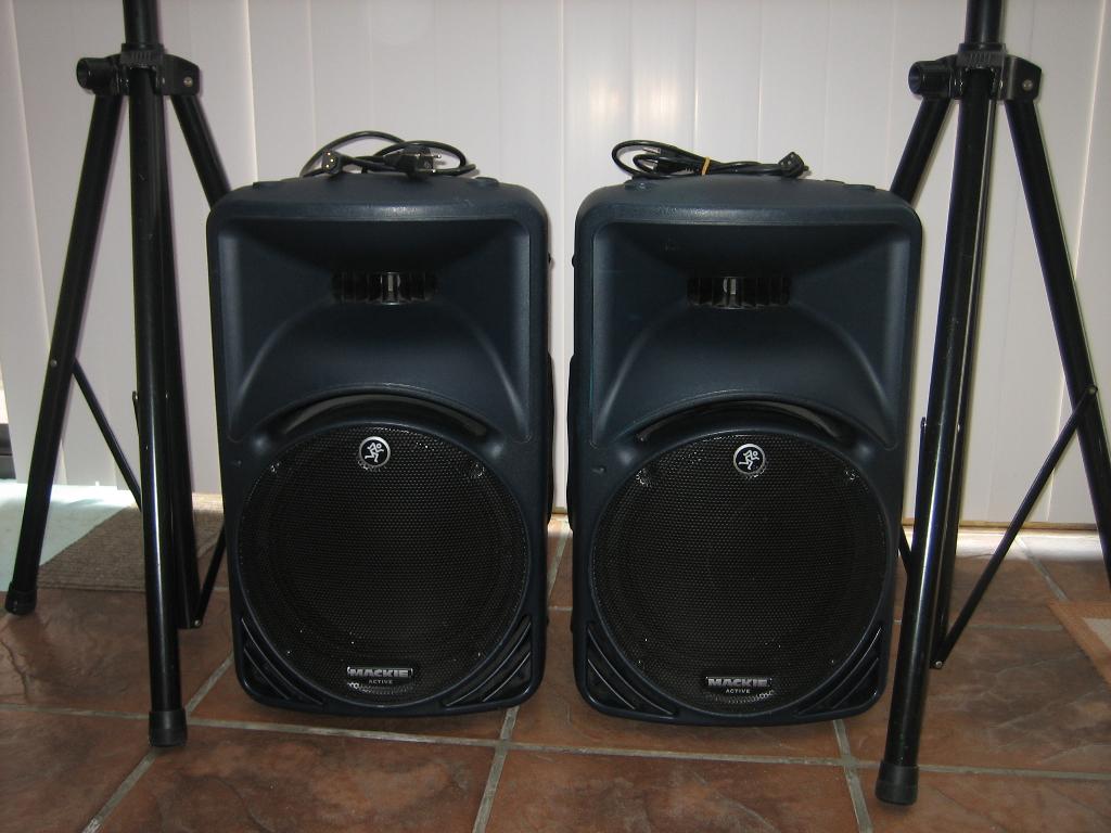 2 m x  actieve Mackie srm v2 450, Ophalen, Zo goed als nieuw, Minder dan 500 watt
