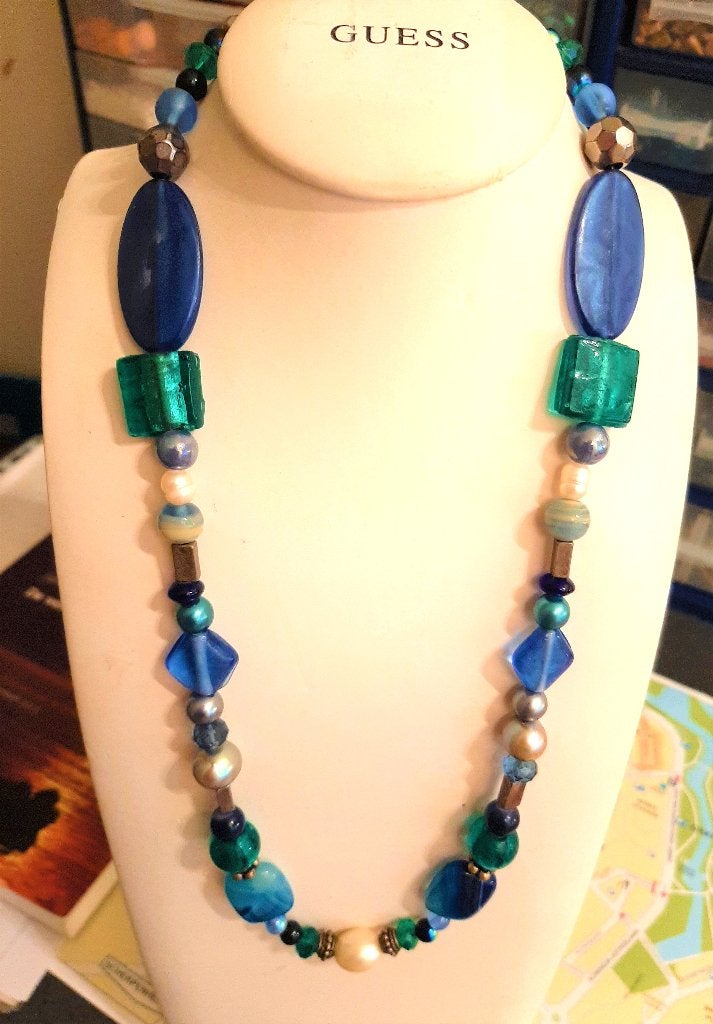 Te koop: Nieuw! Mooie blauwe ketting, Bijoux, Sacs & Beauté, Colliers, Neuf, Autres matériaux, Bleu, Réglable, Enlèvement