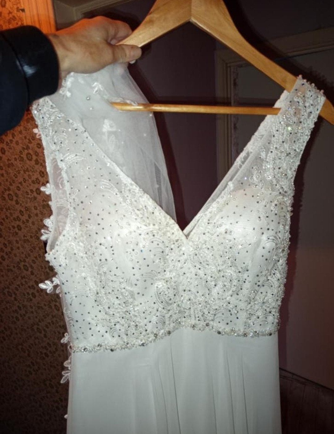 Splinternieuw trouwkleed met sleep en diamantjes
Vanaf maat, Ophalen