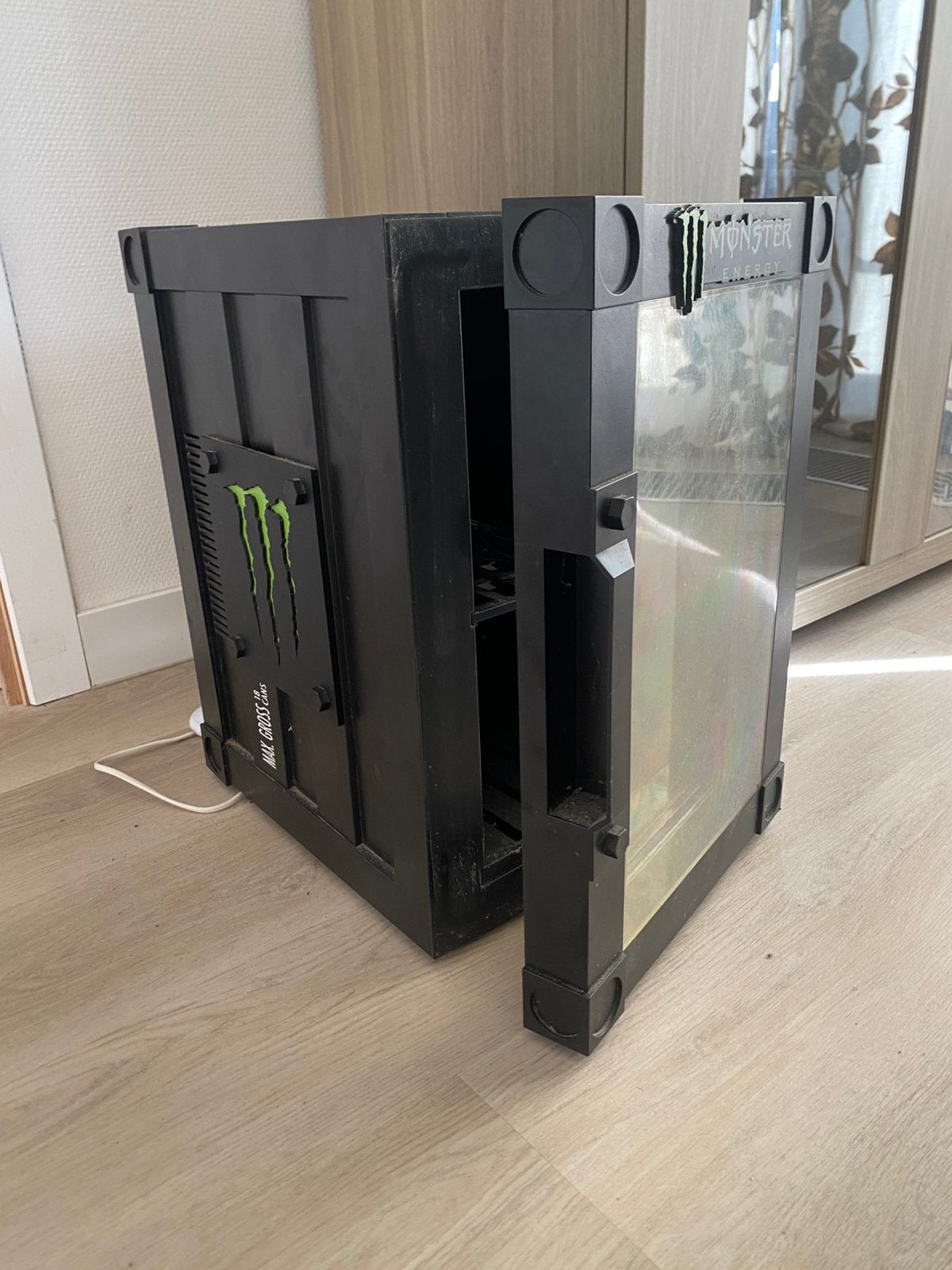 Monster energy frigo., Enlèvement